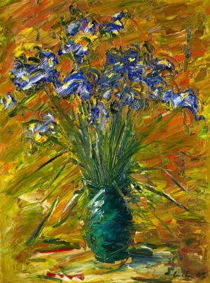 Blaue Blumen in Tonkrug